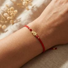 Гривна с червен конец и златен елемент Богородица с младенеца