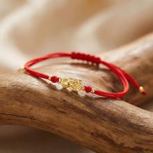 Гривна с червен конец и златен елемент Богородица с младенеца