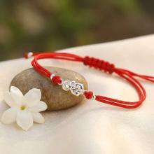 Гривна с червен конец и сребърен елемент Богородица