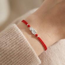 Гривна с червен конец и сребърен елемент Богородица