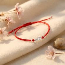 Гривна с червен конец и сребърен елемент Богородица