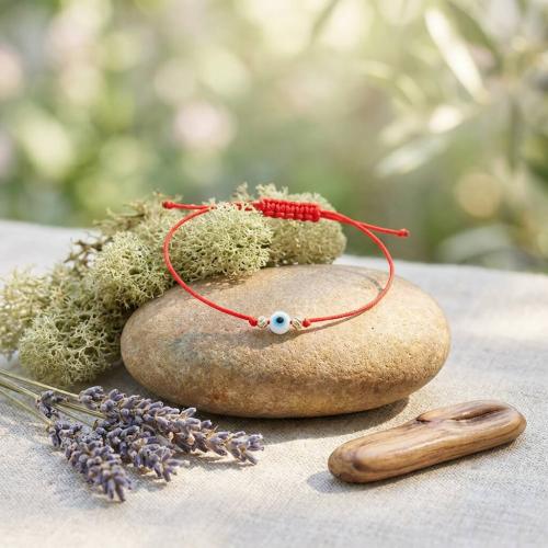 Гривна с червен конец златни топчета и синьо око