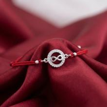 Гривна с червен конец и сребърен елемент безкрайност