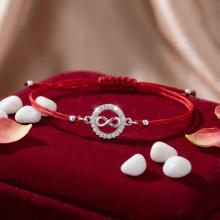 Гривна с червен конец и сребърен елемент безкрайност