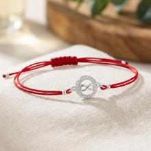 Гривна с червен конец и сребърен елемент безкрайност