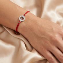 Гривна с червен конец и сребърен елемент безкрайност