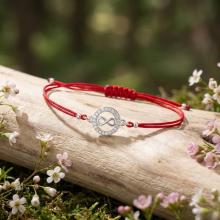 Гривна с червен конец и сребърен елемент безкрайност