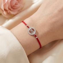 Гривна с червен конец и сребърен елемент безкрайност