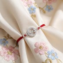 Гривна с червен конец и сребърен елемент безкрайност