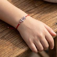 Гривна с червен конец и сребърен елемент сова