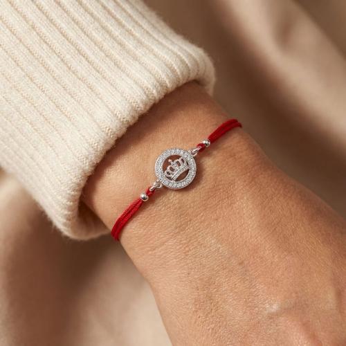 Гривна с червен конец и сребърен елемент коронка с циркони