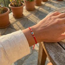 Гривна с червен конец и златен елемент синьо око BT41 Гривна с червен конец и златен елемент синьо око BT41