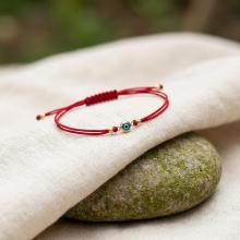 Гривна с червен конец и златен елемент синьо око BT41 Гривна с червен конец и златен елемент синьо око BT41