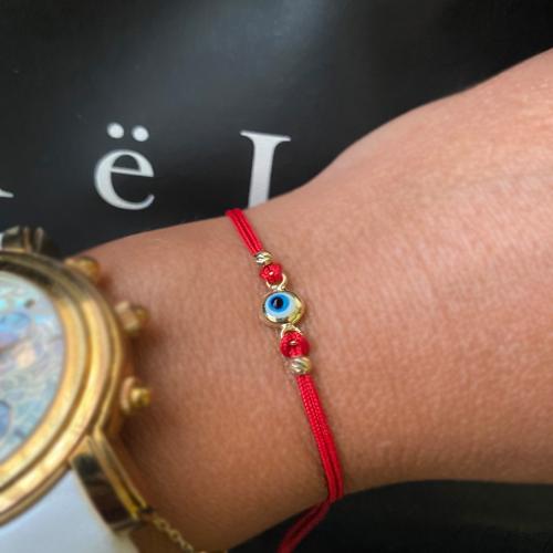 Гривна с червен конец и златен елемент синьо око BT41