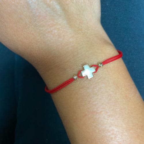 Гривна с червен конец и 14 карата златен елемент кръст