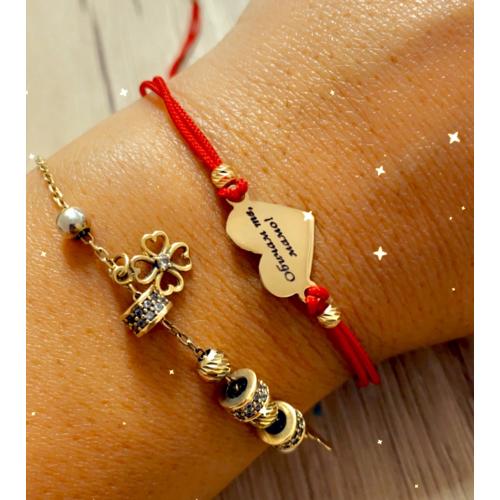 Гривна с червен конец и 14 карата златен елемент сърце с гравирано послание по избор