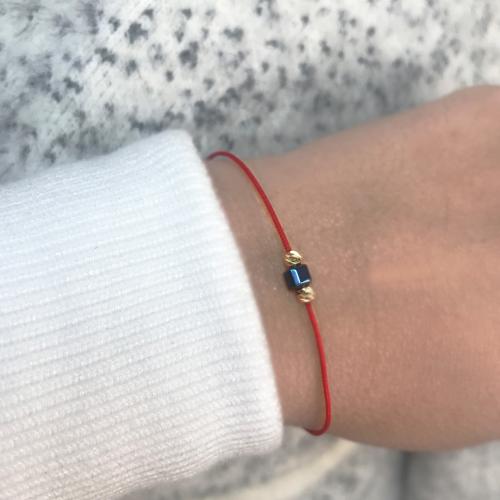 Гривна с червен конец и 14 карата златни топчета с Dark Heliotrope