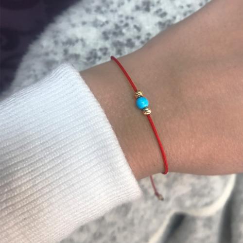 Гривна с червен конец и 14 карата златни топчета с тюркоаз