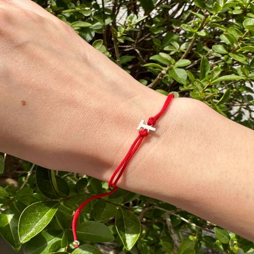 Гривна с червен конец и златни инициали