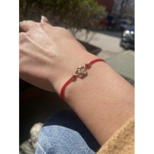 Гривна с червен конец и 14 карата златен елемент цвете с циркон