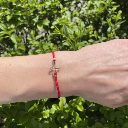 Гривна с червен конец и 14 карата златен елемент кръст B52