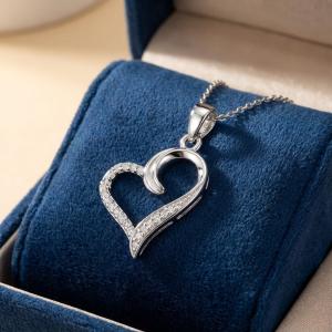 Златна висулка Сърце с диамант-0.07ct