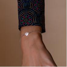 Сребърна гривна е с лапичка и гравирани инициали на домашния Ви любимец Сребърна гривна е с лапичка и гравирани инициали на домашния Ви любимец